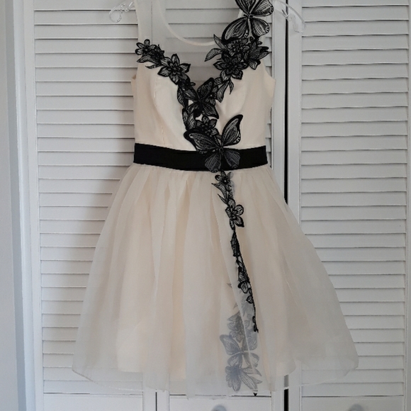 lipsy v.i.p. Dresses & Skirts - NWT LIPSY VIP SIZE 4 US  Dress